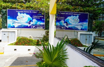 CANCÚN, QUINTANA ROO, 14ABRIL2026.- Las oficinas de la aerolínea Magnicharters en Cancún quedaron en silencio. Ubicadas en la esquina de avenida Náder con Cobá, en pleno centro, hoy lucen completamente abandonadas. No se observa personal; hace un par de días solo emitió un comunicado en el que dejarían de prestar servicio y los clientes que tuvieran vuelos contratados con ellos que marcaran a Profeco. Iván Escalante, titular de la Procuraduría del Consumidor, señaló que ellos desconocían el motivo del paro de sus actividades. FOTO: ELIZABETH RUÍZ/CUARTOSCURO.COM
