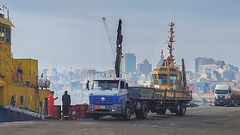 Uno de los efectos concretos de cada interrupción es la suspensión temporal de la atención de camiones, lo que obliga a transportistas y usuarios a reorganizar ingresos, retiros y programación de cargas (Foto: Shutterstock)