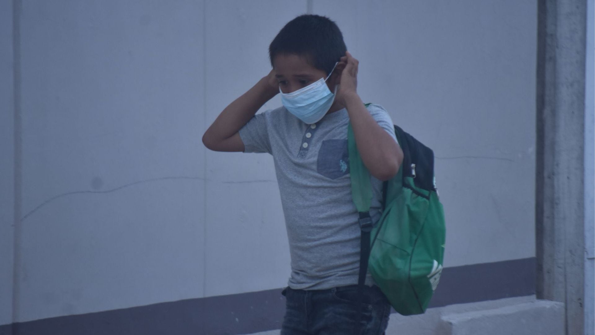 Ante el brote de sarampión en el Estado de México, las autoridades sanitarias reforzaron las medidas en planteles educativos, con filtros de detección, uso obligatorio de cubrebocas y la aplicación masiva de vacunas en grupos de riesgo.. FOTO: DASSAEV TÉLLEZ ADAME/CUARTOSCURO.COM