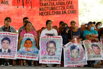 Padres de los 43 estudiantes