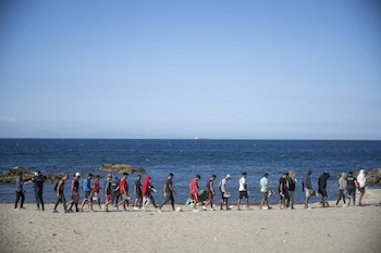 21/08/2026 Varios inmigrantes en una playa, a 21 de agosto de 2026, en Ceuta (España). Ceuta sigue afrontando una grave crisis humanitaria después de la histórica entrada masiva de más de 70.000 migrantes a nado por el Tarajal durante los días 30 y 31 del pasado mes de julio. Aunque actualmente el despliegue policial y el refuerzo de la frontera por parte de las autoridades marroquíes han conseguido frenar las entradas, la ciudad autónoma sigue enfrentando una grave crisis humanitaria, sanitaria y de seguridad.
POLITICA
Marcos Moreno - Europa Press