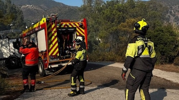 Bomberos movilizan 13 efectivos y 6 vehículos para proteger viviendas cercanas al incendio de Benahavís