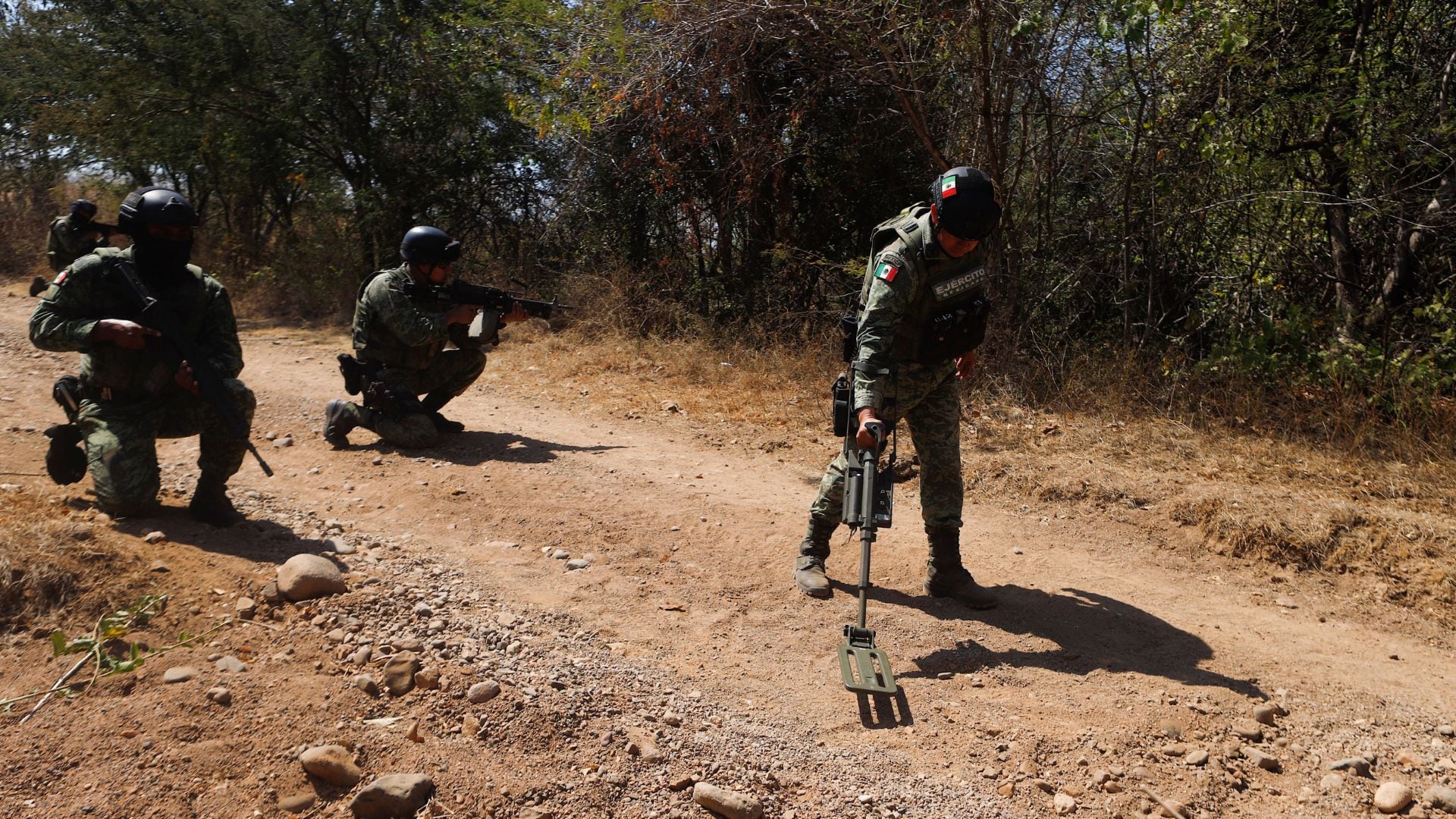 Efectivos del Ejército durante una operación para desactivar minas en zonas rurales de Michoacán, el 28 de mayo de 2025. (Crédito: AP)
