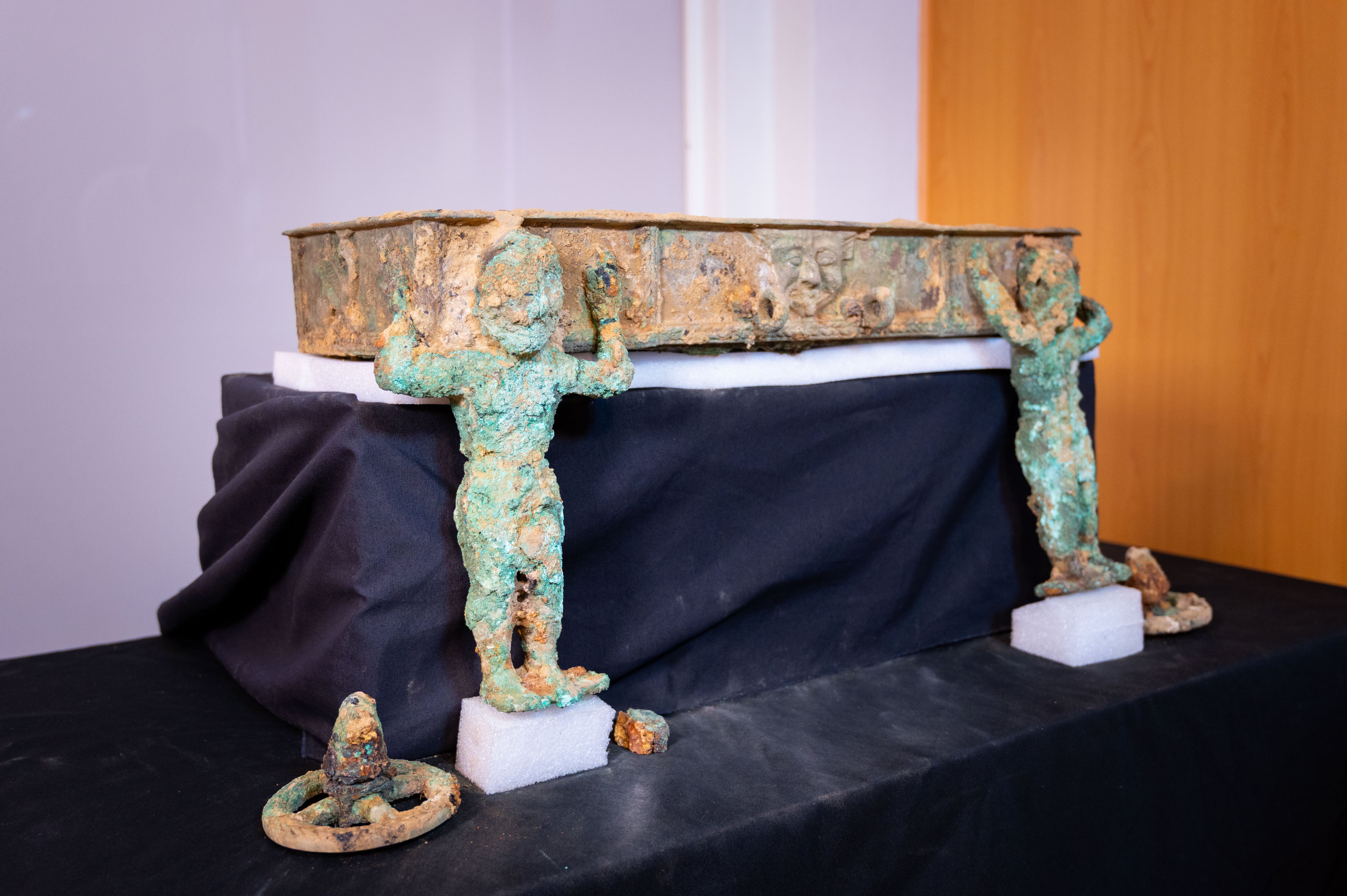 Carro de bronce encontrado en el yacimiento de Casas del Turuñuelo, Badajoz. (CSIC Comunicación)