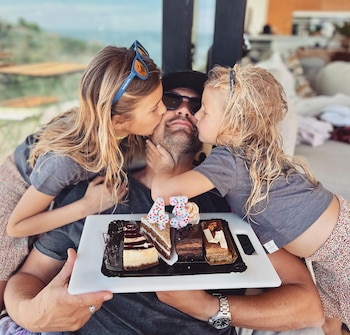 Álex Adróver y sus hijas,