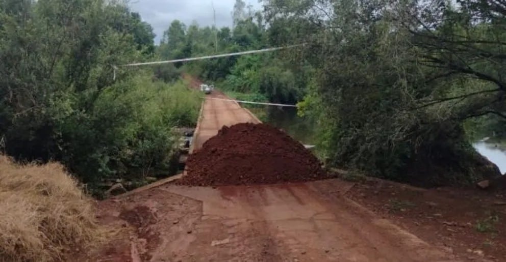 Alfredo Gruber contó que Vialidad Provincial determinó que había que hacer un puente nuevo y puso tierra a ambos extremos del puente ya muy deteriorado