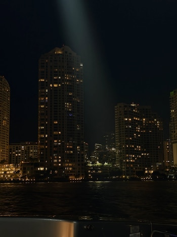 Una panorámica nocturna del skyline de Miami, captada desde una embarcación, formó parte del álbum de recuerdos del viaje