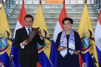 La canciller del Ecuador, Gabriela Sommerfeld (d), recibe este 14 de abril de 2026 a su homólogo de Paraguay, Rubén Ramírez, en una cita en la que se firmarán acuerdos de cooperación en Quito (Ecuador). EFE/José Jácome
