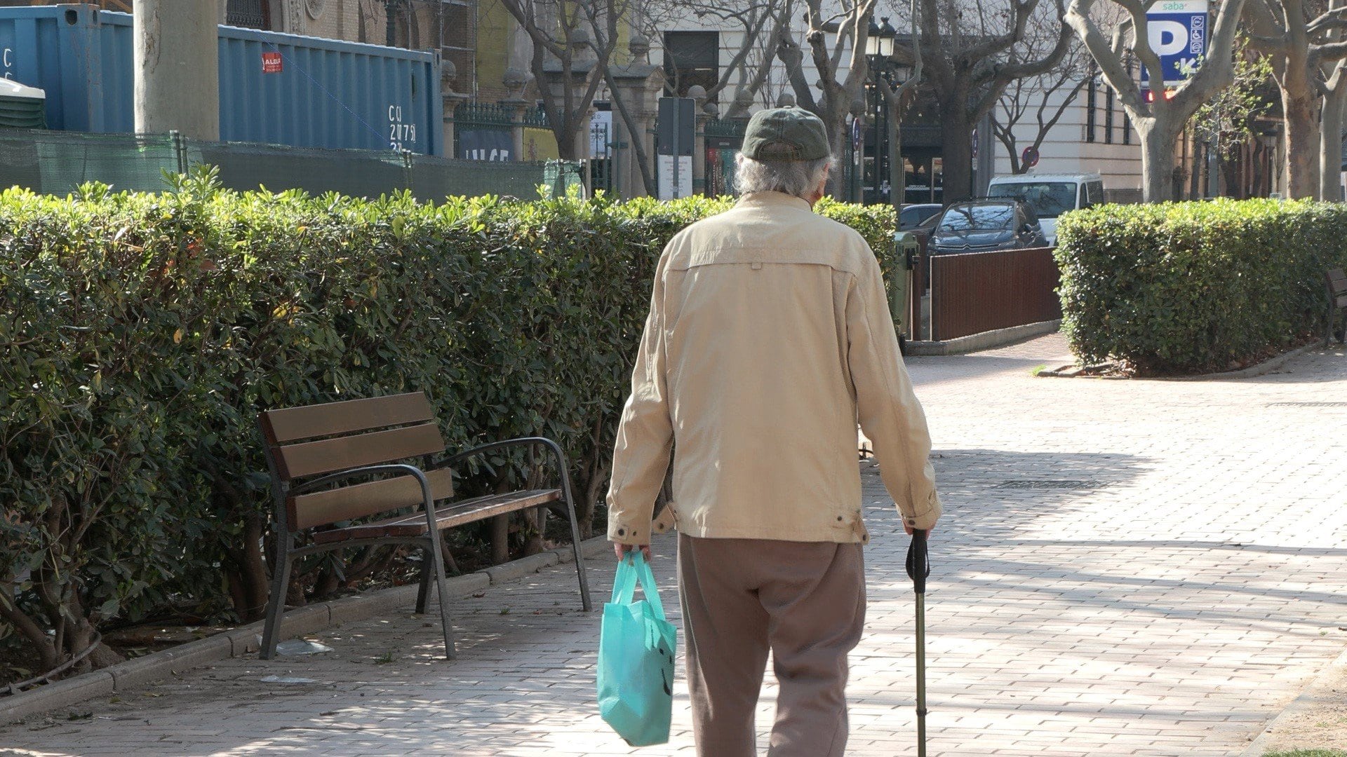 Persona mayor con bastón y compra. (Europa Press)