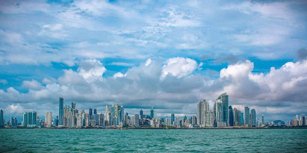 Las calificadoras de riesgo recomiendan al Gobierno reducir el gasto en salarios en medio de una caída en la recaudación de ingresos. Crédito visitcentroamerica.com