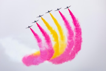 La emblemática Patrulla Águila sobrevuela