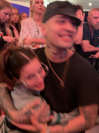 La cantante argentina posó junto a su amigo, Tiago PZK