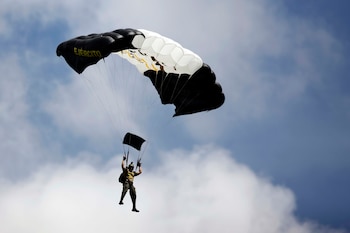 El COCIP informó que la programación oficial de los desfiles patrios se mantiene, aunque sin la participación del espectáculo aéreo que durante años acompañó la celebración. (Foto: Fuerzas Armadas / Archivo)