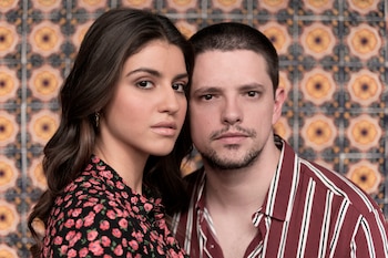 Fotografía cedida por Universal Music que muestra al cantante venezolano Lasso (d) junto a la cantante y actriz brasileña Isabela Souza (i). EFE/Universal Music/SOLO USO EDITORIAL/NO VENTAS