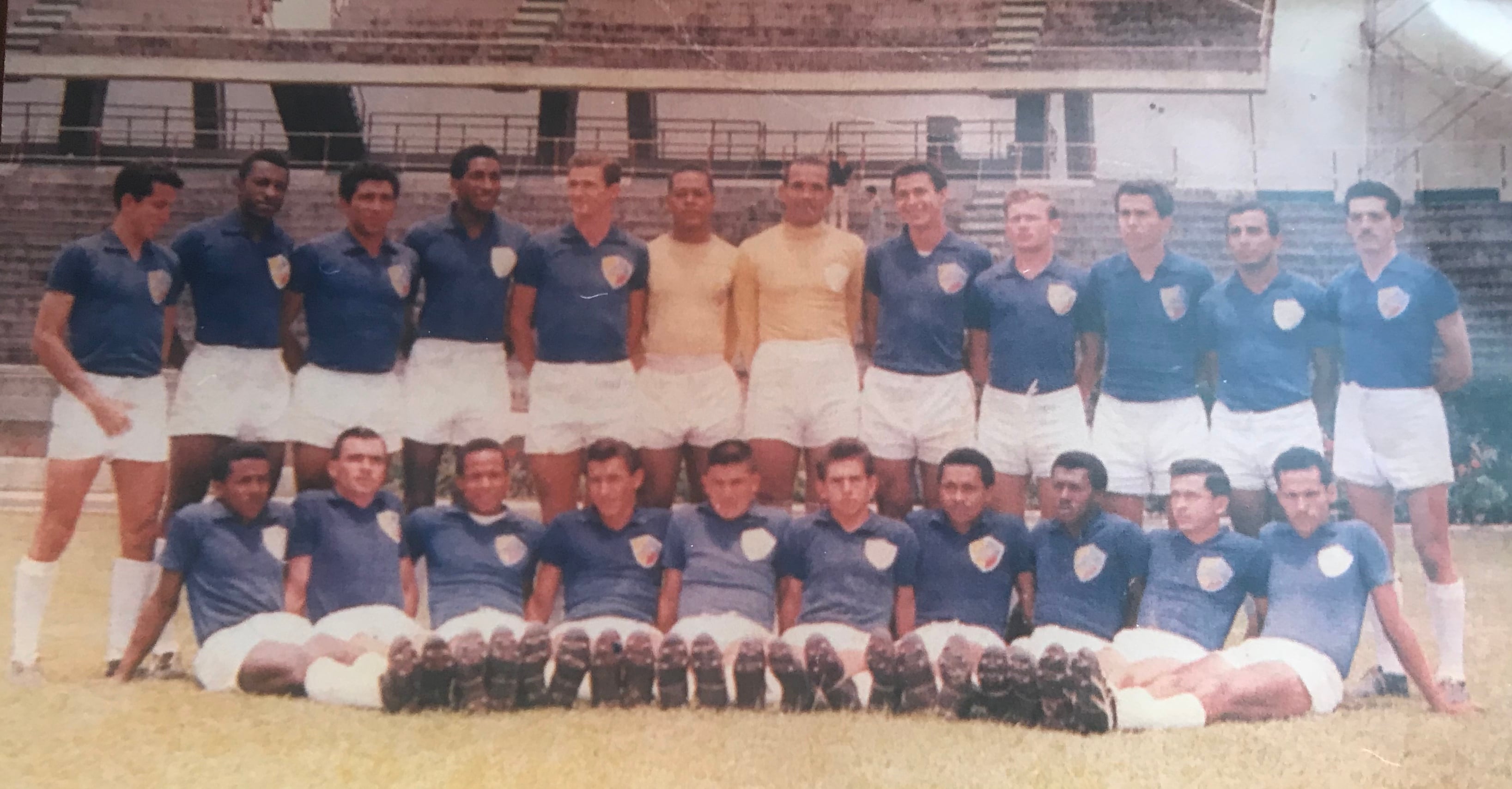 Antonio Rada, leyenda del Junior, integró la plantilla de la Selección Colombia que disputó su primera Copa del Mundo en 1962, cuando fue eliminada en primera fase - crédito @eldoctorpelaez/X