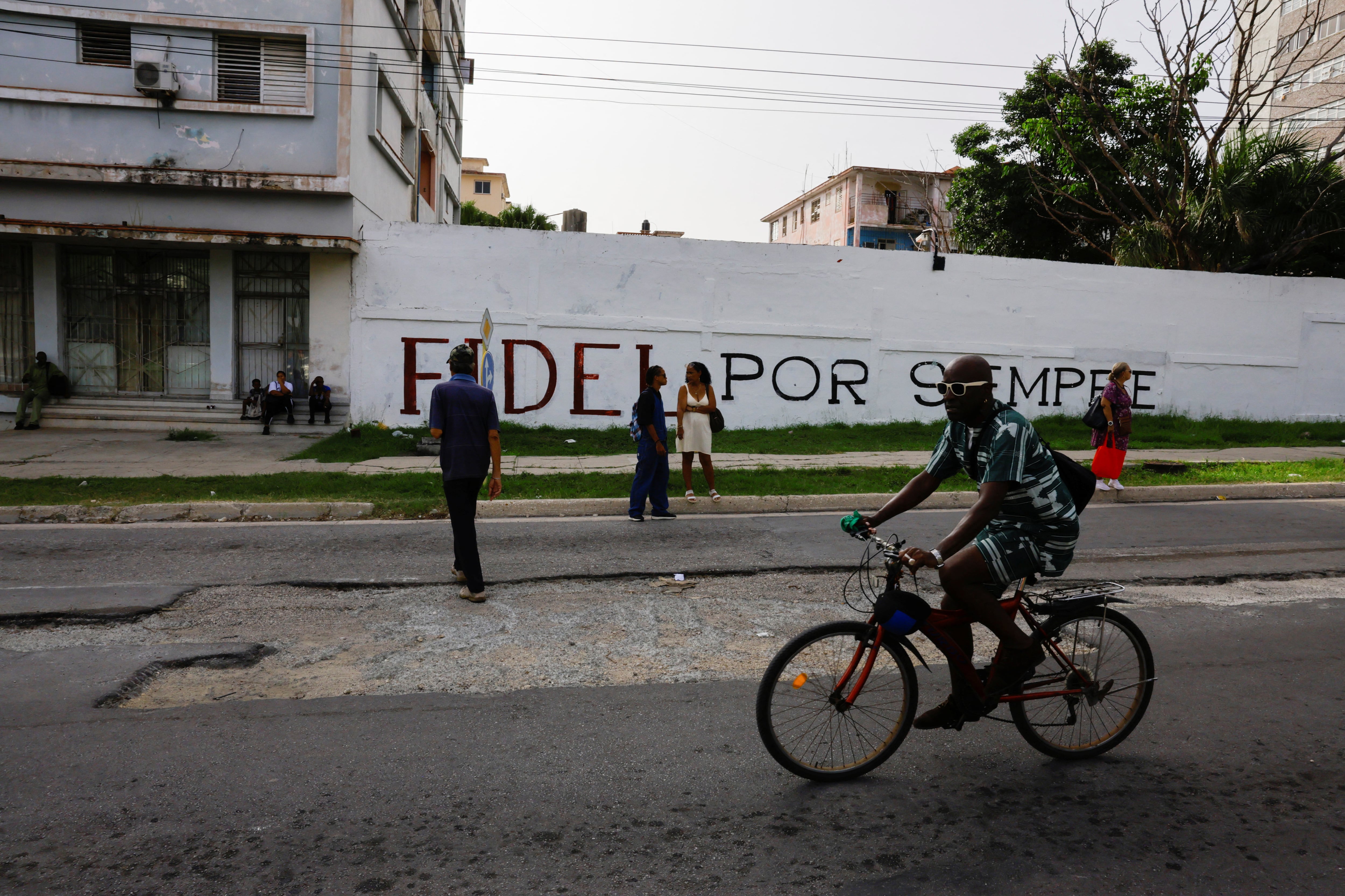 Las bicicletas es un medio de transporte muy común en la isla, como otra de las opciones ante los problemas de energía eléctrica y petróleo. (Infobae Cuba/ REUTERS/Norlys Perez)