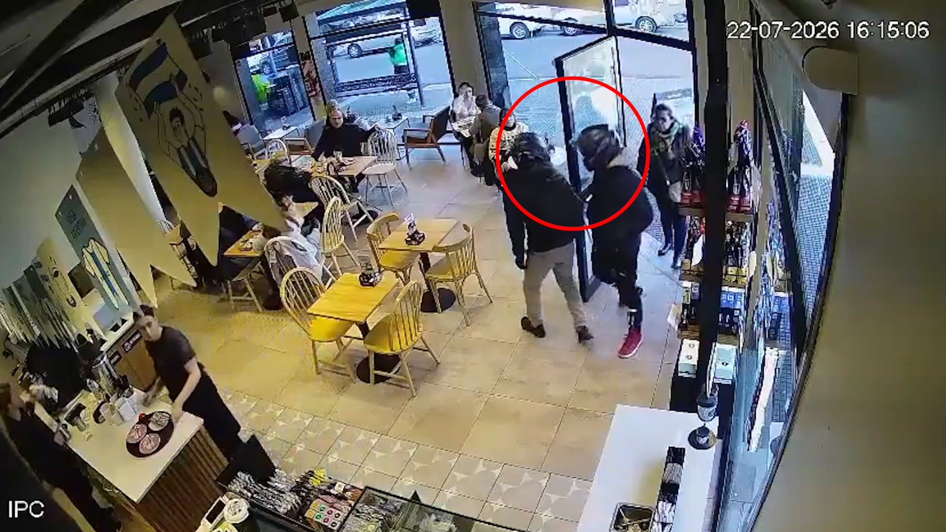Los dos asaltantes irrumpieron en el local con cascos de moto colocados en su cabeza.