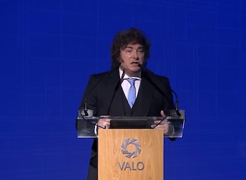 Javier Milei habla en un evento de VALO
