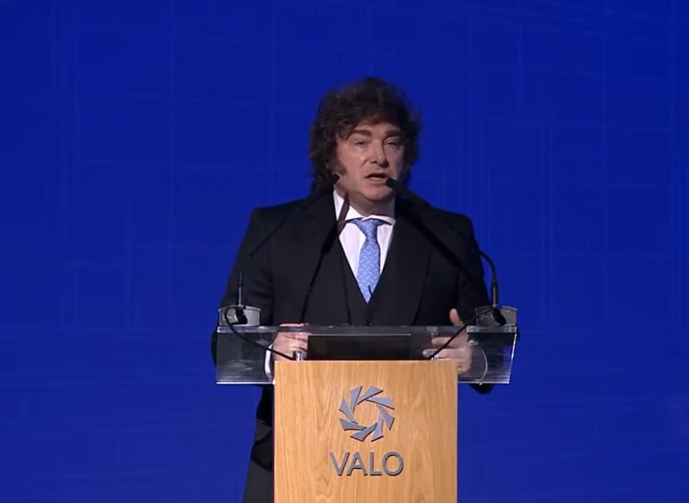 Javier Milei habla en un evento de VALO