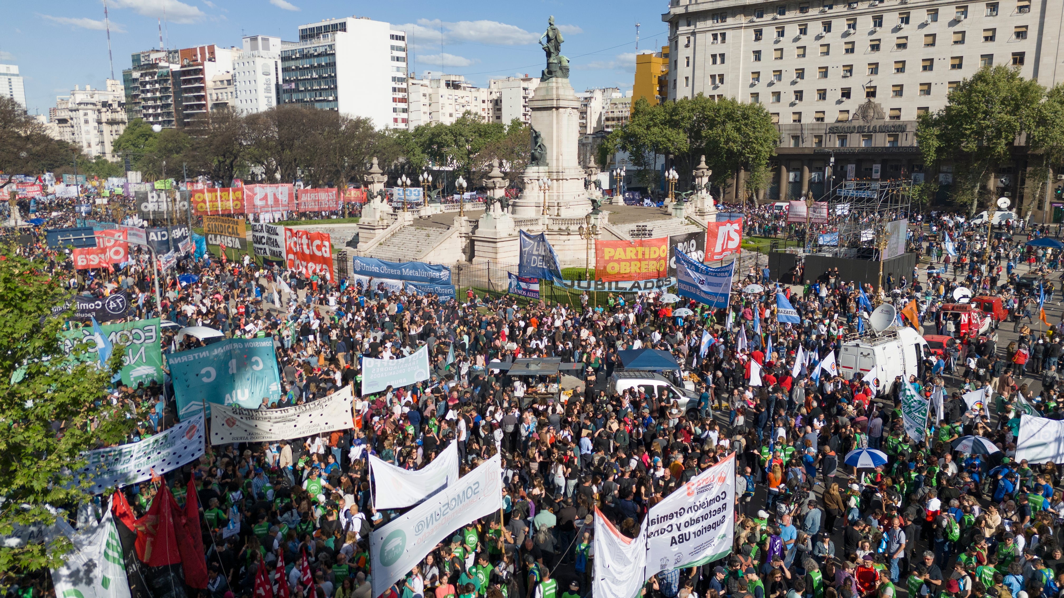 Miles de docentes universitarios marchan en todo el país para exigir recomposición salarial y denunciar el ajuste presupuestario en la educación pública (Gaston Taylor)