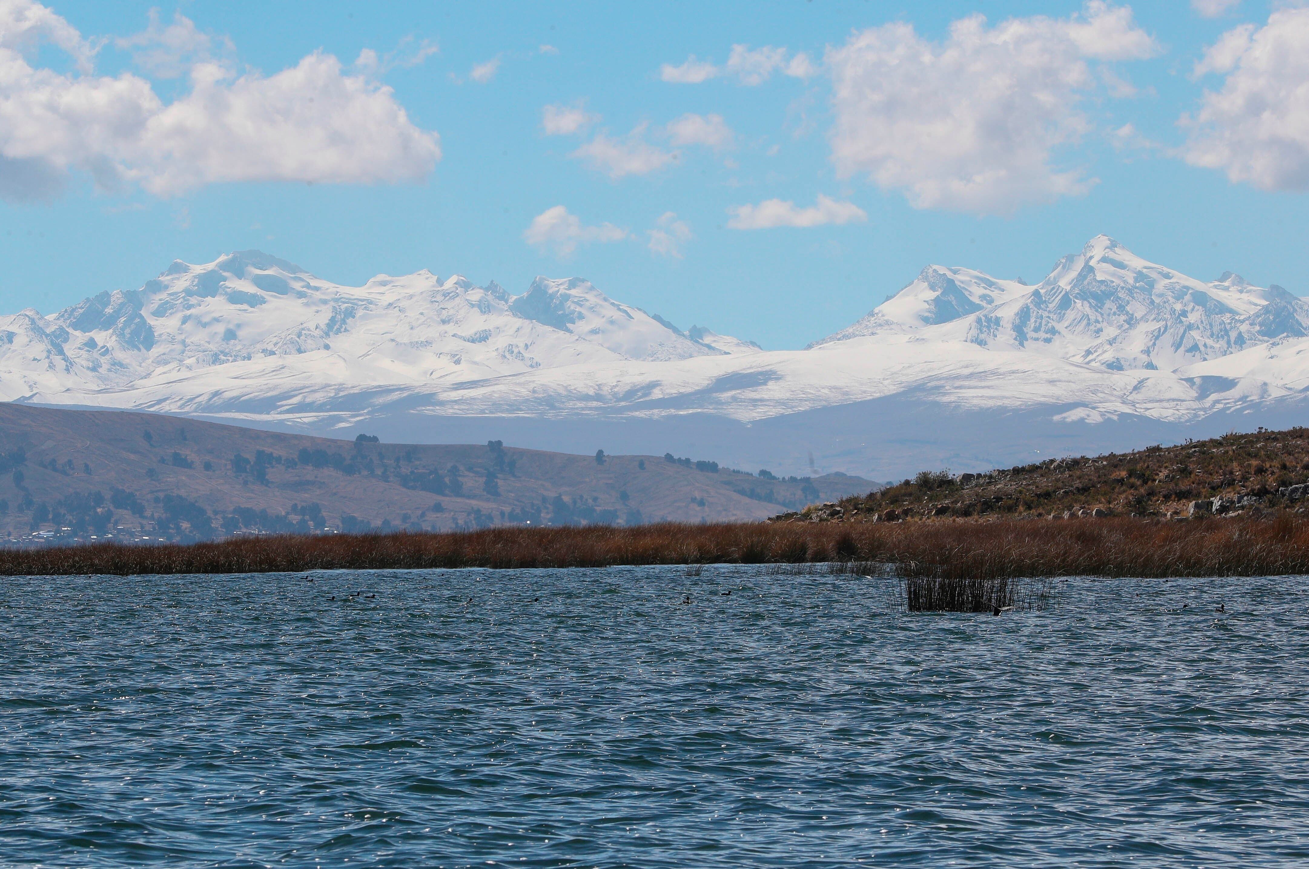 Imagen del lago Titicaca con los Andes al fondo, tomada el 22 de julio de 2019 desde Suriqui (Bolivia). EFE/Martín Alipaz/Archivo