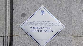 La Puerta del Sol sigue recordando con una placa los 15 años del 15M, la acampada de la indignación ciudadana
