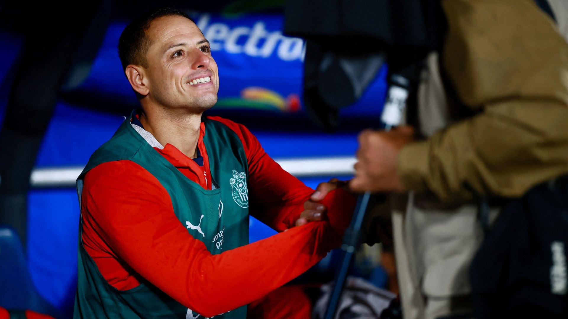 Filtran que Chicharito Hernández se convertiría en analista deportivo de esta televisora para el Mundial 2026