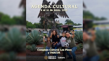 Cuatro personas (dos adultos y dos niños con rostros difuminados) posan sonrientes frente a una escultura de águila. Hay plantas de agave y un edificio en el fondo.