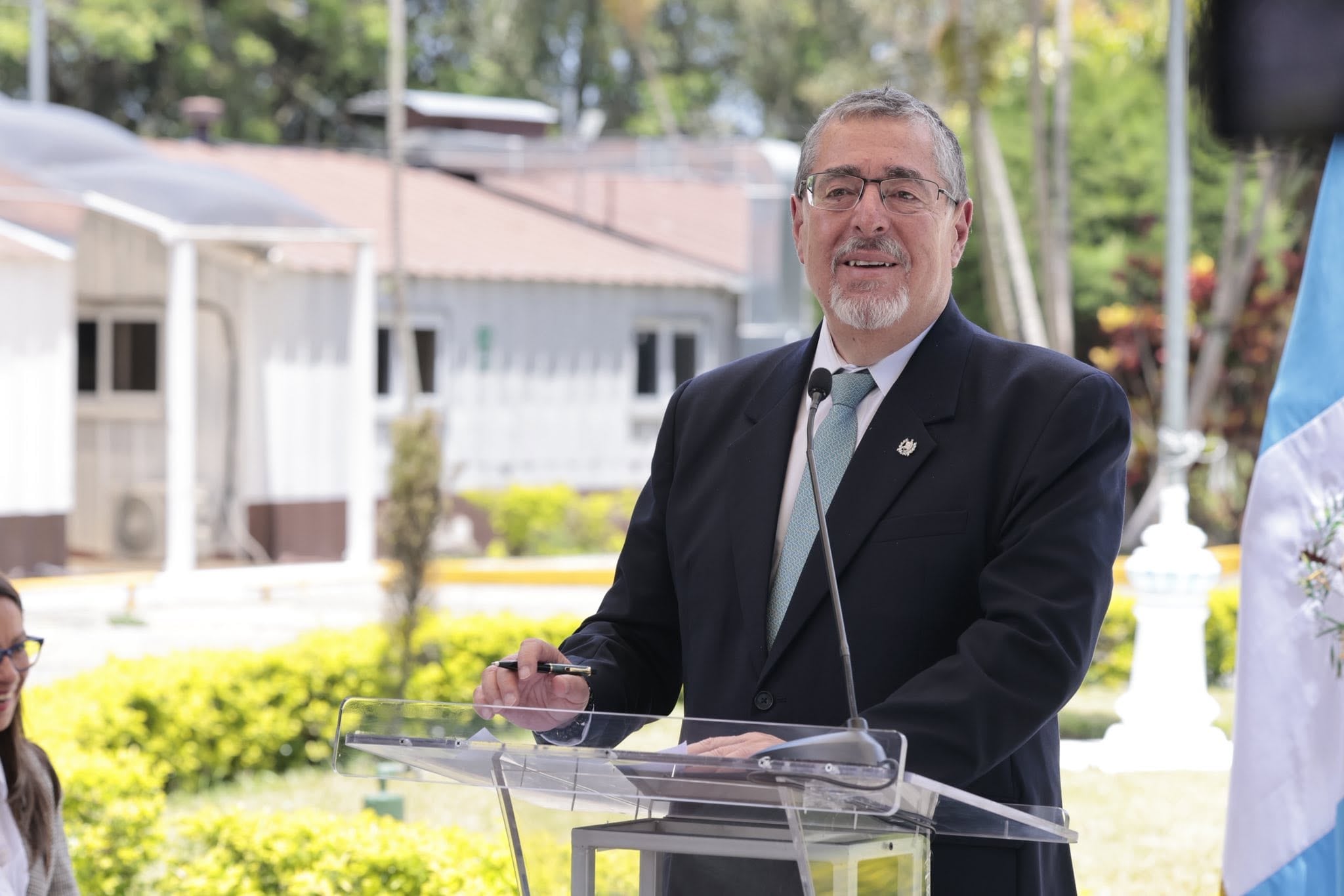 El presidente de Guatemala, Bernardo Arévalo, se dirige a la audiencia desde un podio transparente durante un evento oficial al aire libre. (Gobierno de Guatemala)
