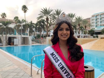 La india Harnaaz Sandhu posa en la ciudad israelí de Eilat, tras ser coronada como la nueva Miss Universo, en una entrevista a Efe. EFE/Pablo Duer