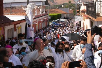 Algunos feligreses se refugian en