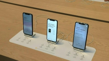 Apple acordó en la justicia pagar hasta 500 millones de dólares para resolver una demanda colectiva por denuncias de que ralentizó encubiertamente los teléfonos iPhone más antiguos para que los usuarios los cambien por modelos más nuevos.