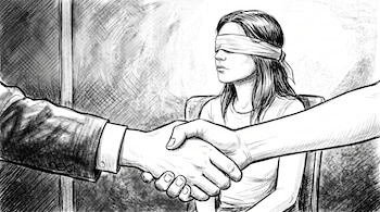 Ilustración de dos manos dándose la mano: una de hombre con traje y otra de mujer. Detrás, una mujer sentada con una venda en los ojos.
