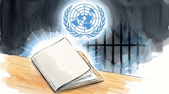 Acuarela de una carpeta abierta que emite luz sobre una mesa de madera, con el símbolo de Naciones Unidas y rejas de prisión al fondo.