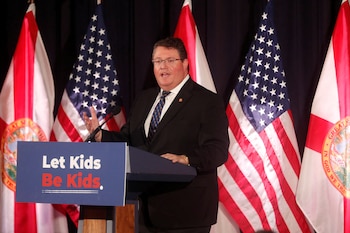 El senador Randy Fine propone