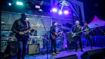 Victor “Vitico” Bereciartúa, su hijo Nicolás y Héctor “Boff” Serafine cerraron la travesía en el stand de Ford con una noche a puro rock, con hits de Viticus y Riff