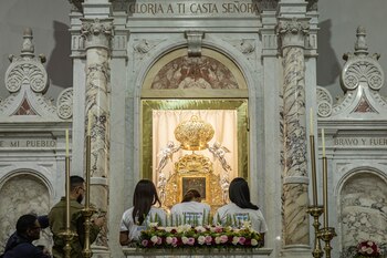 Personas asisten a la Basílica