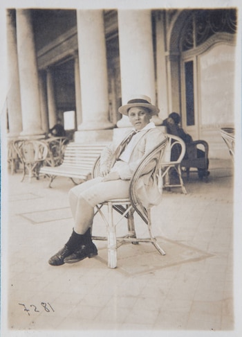 La silla conforma parte del