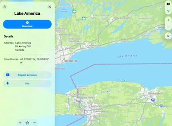 Mapa digital con un panel lateral titulado Lake America y coordenadas, junto a la vista geográfica del lago Ontario entre Canadá y Estados Unidos
