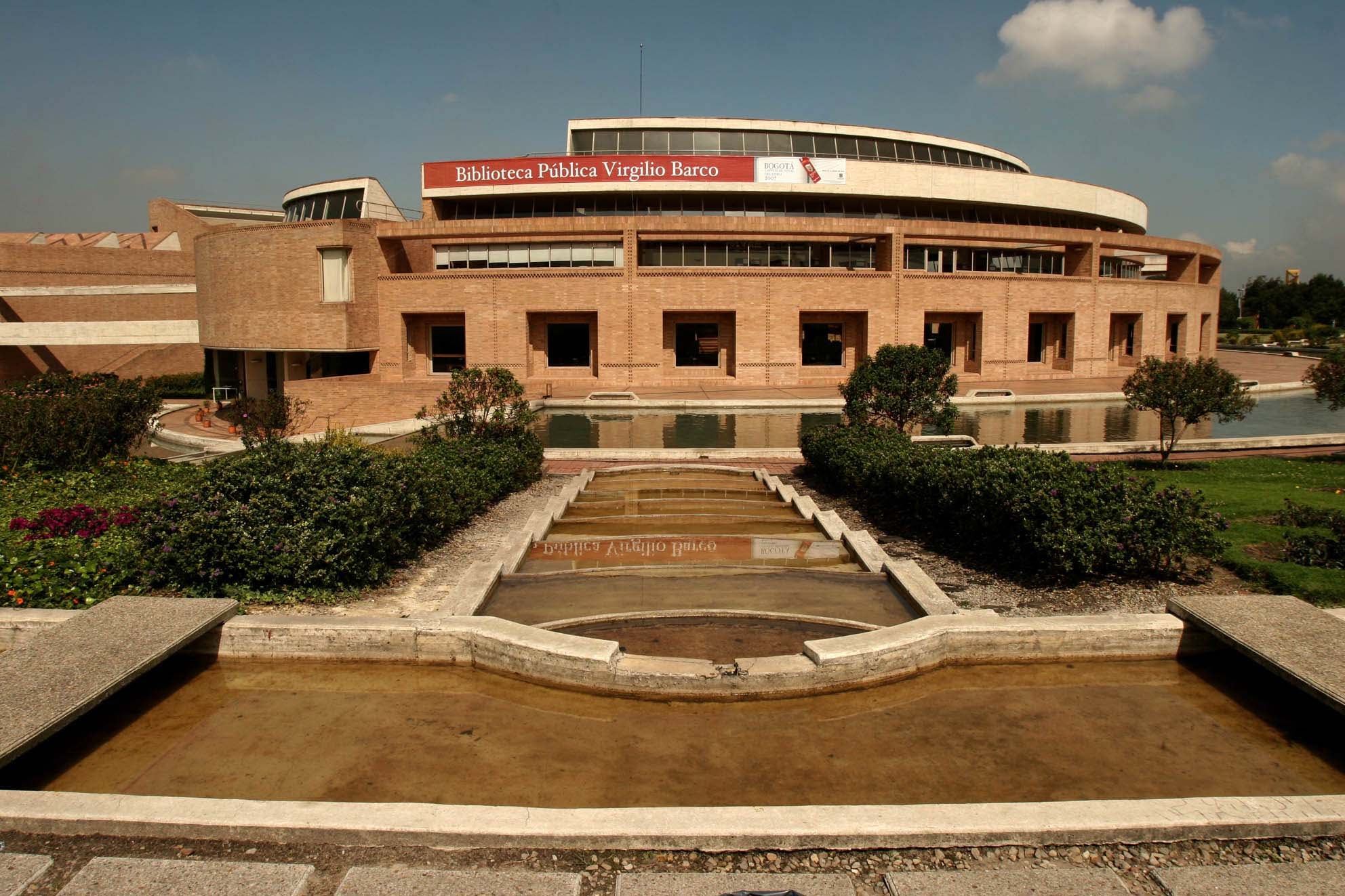 Autoridades de Bogotá encontraron restos de pollo crudo abandonados en zonas verdes cerca de la Biblioteca Virgilio Barco - crédito Colprensa
