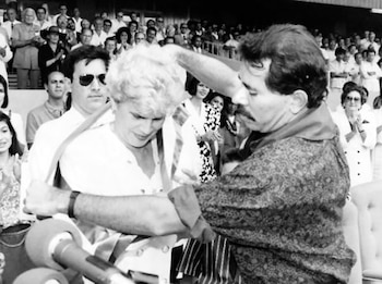Daniel Ortega entregó la presidencia de Nicaragua por última vez el 25 de abril de 1990, cuando cedió el poder a Violeta Barrios de Chamorro tras perder las elecciones. (Imagen retomada de Nicaragua Investiga)