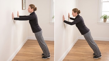 Dos imágenes comparativas de una mujer con chaqueta negra y pantalón gris haciendo flexiones con las manos en una pared blanca.