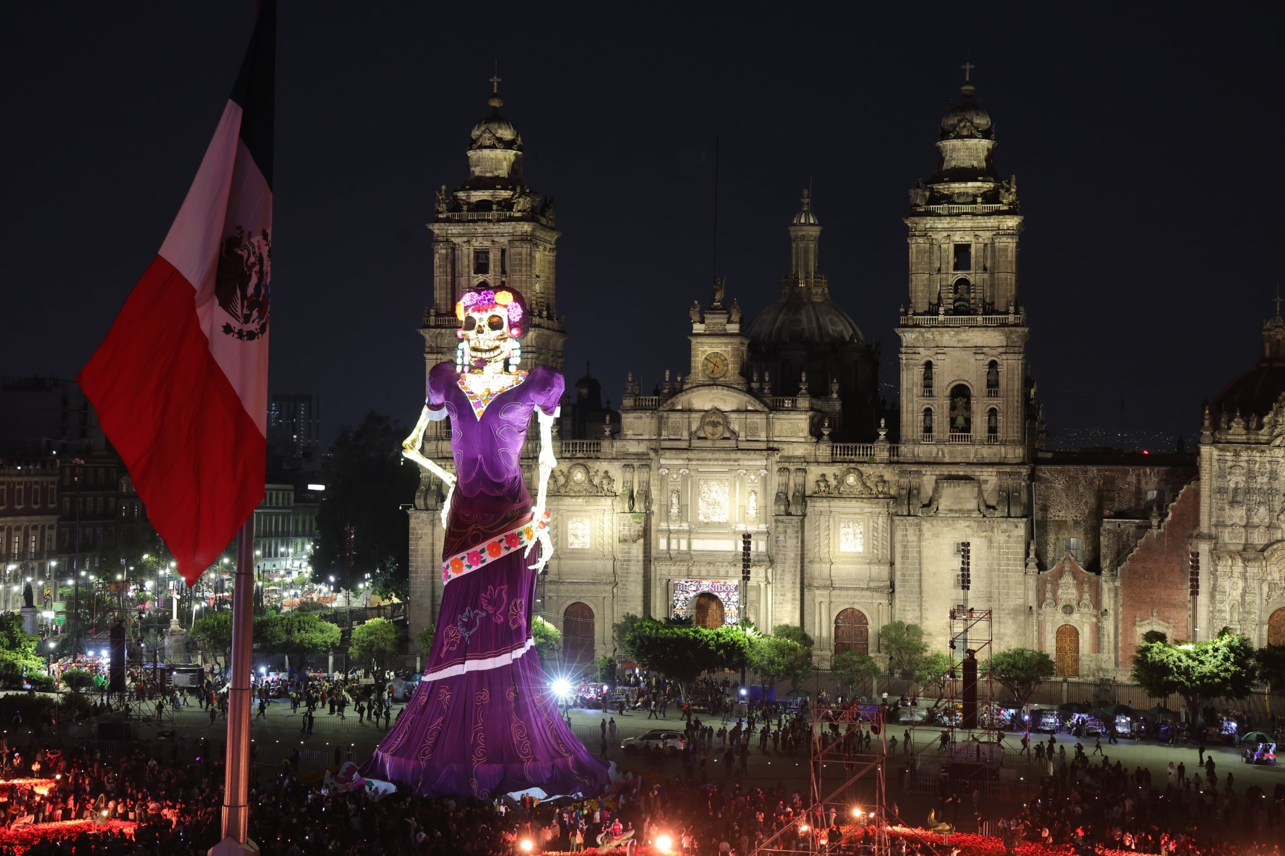 Una figura monumental de una catrina preside la ofrenda del Día de Muertos en el Zócalo, frente a la Catedral Metropolitana de la Ciudad de México. (Gobierno CDMX)