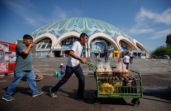 Vendedores en un bazar en Tashkent-crédito Pavel Mikheyev/REUTERS