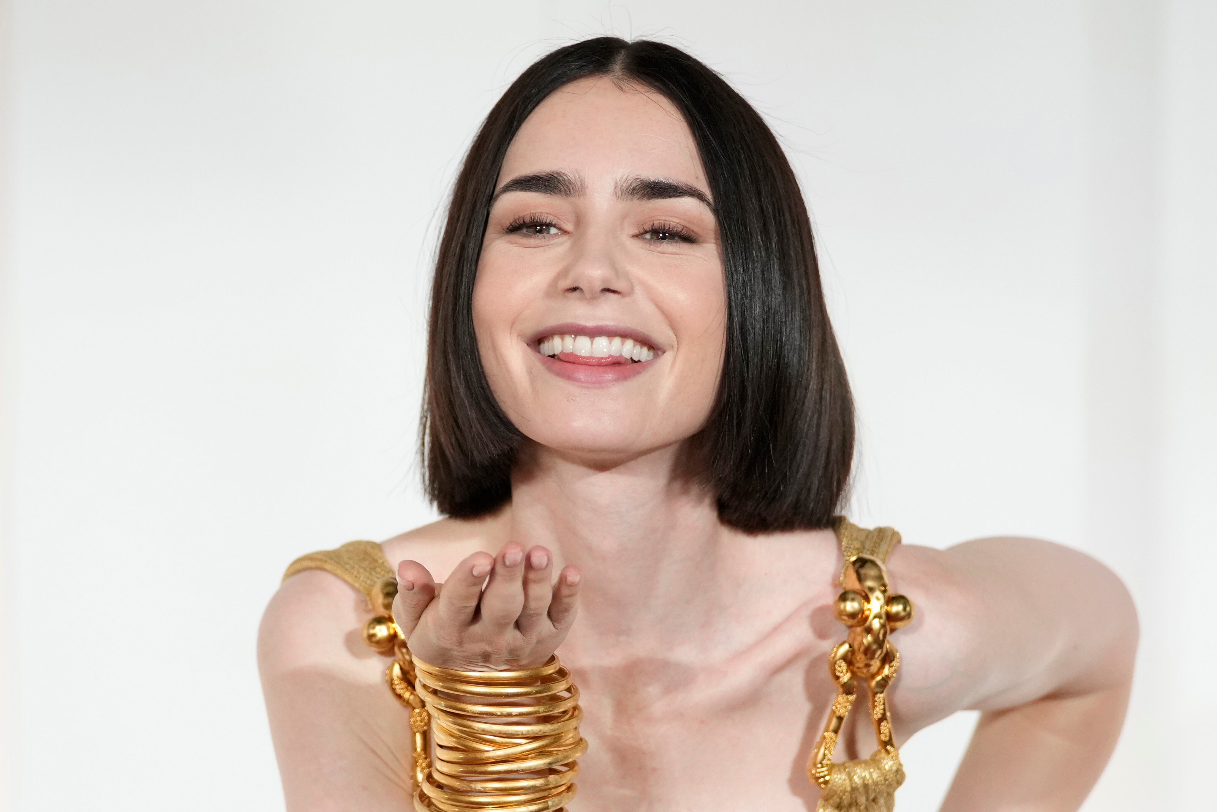 Lily Collins destacó la importancia de la autenticidad y rechaza la búsqueda de la perfección en la maternidad y la vida profesional (Foto AP/Andrew Medichini)