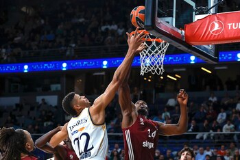 Tavares trata de anotar frente