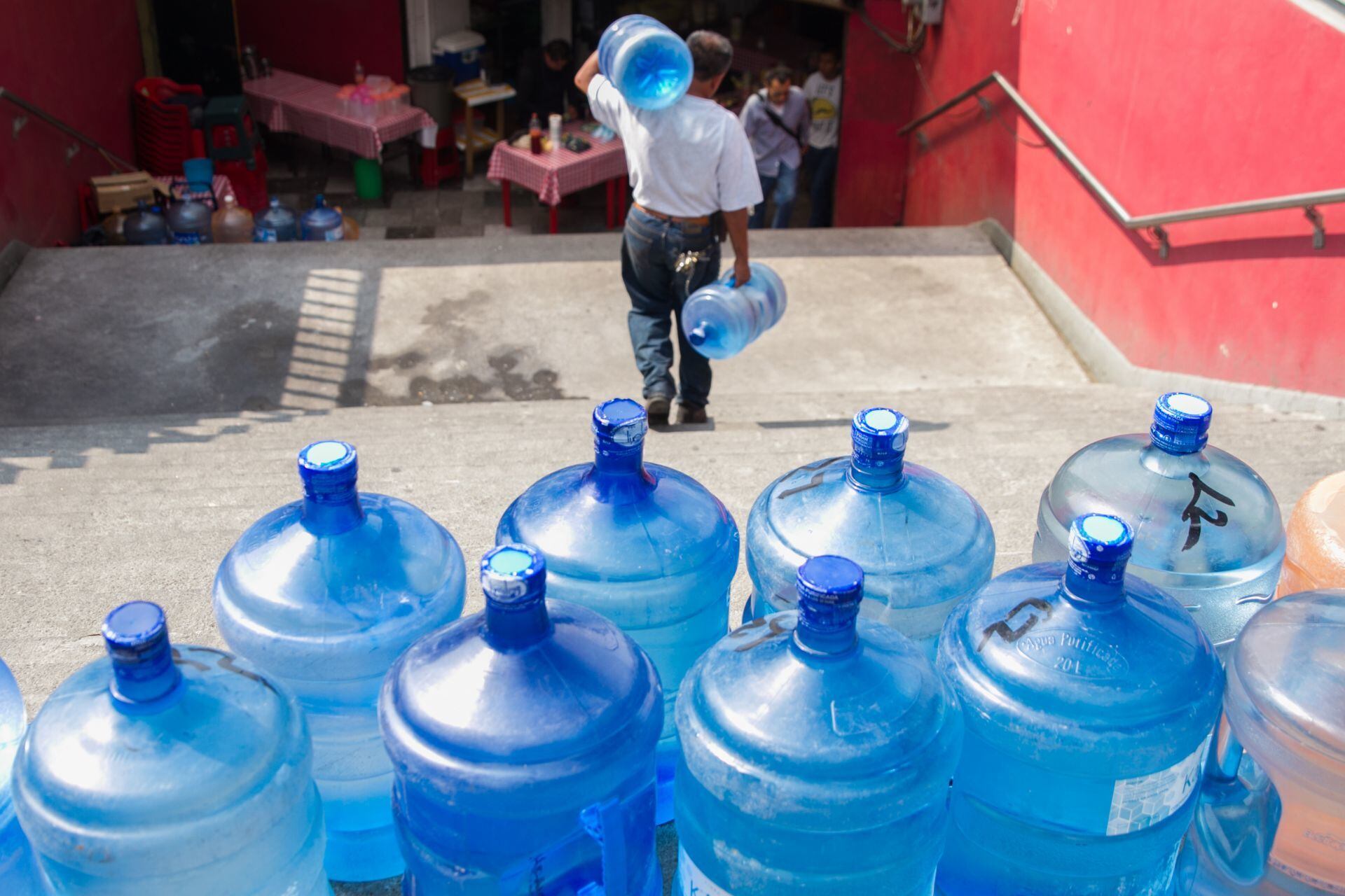 Unión de consumidores advierte que al ofrecer agua a los clientes, podría aumentar el precio de los alimentos. Foto:Cuartoscuro