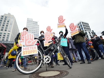 Imagen de archivo de 2021 de una manifestación contra los altos precios del alquiler de las viviendas en Berlín. (EFE)