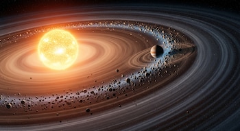 Ilustración de una estrella brillante central con un disco protoplanetario de polvo y gas. Se observan planetesimales y un planeta gigante gaseoso anillado en órbita.