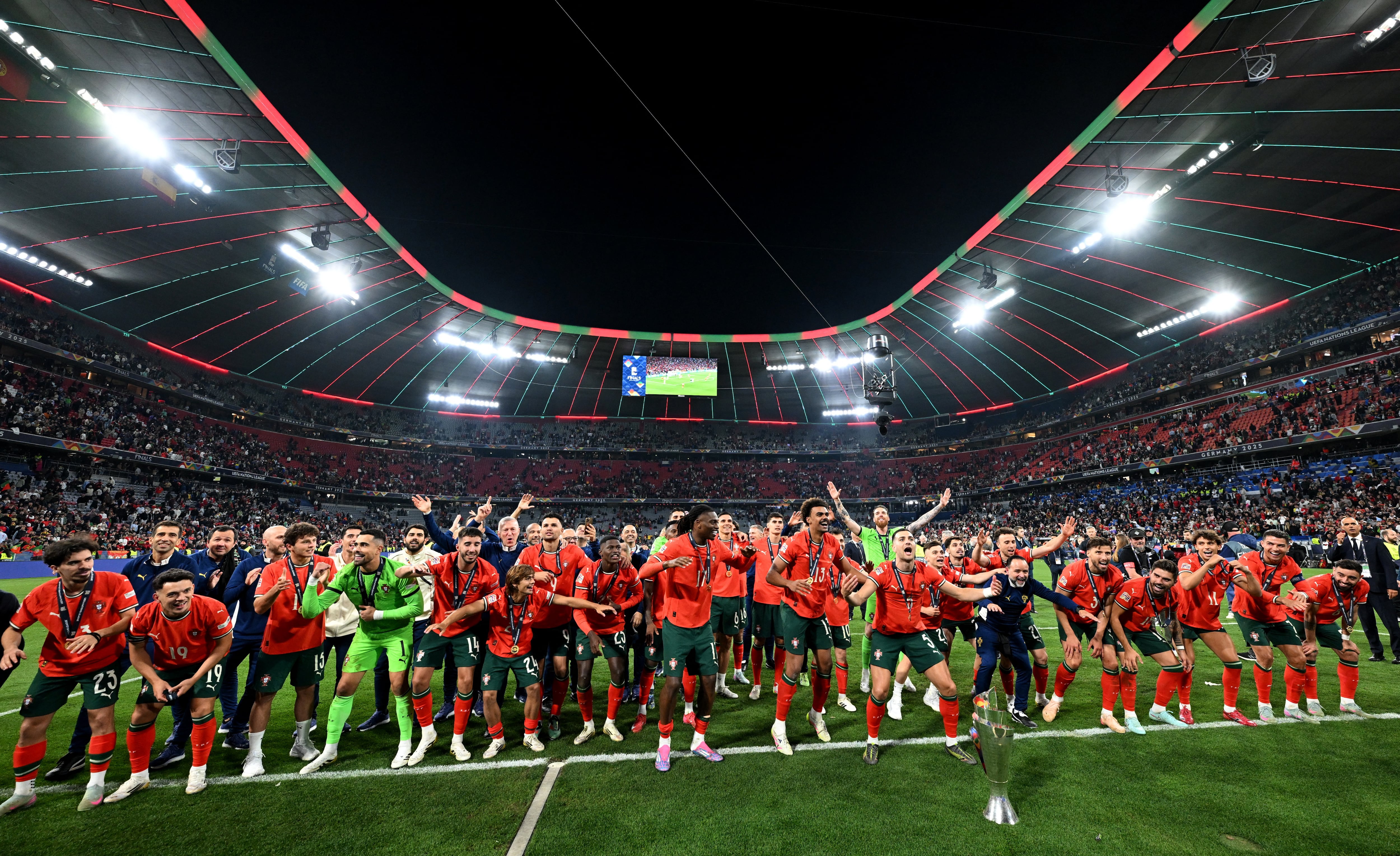 El festejo del plantel de Portugal con sus hinchas (REUTERS/Angelika Warmuth)